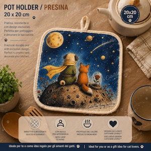 Può includere: Un presina quadrata, 20 x 20 cm, con un'illustrazione stravagante di un cane e una volpe sotto un cielo stellato. Il design include una luna, pianeti e una rosa in una cupola di vetro. La presina ha un anello per appenderla.