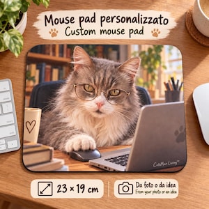 Può includere: Un tappetino per mouse rettangolare con l'immagine di un gatto grigio a pelo lungo con occhiali tondi, seduto davanti a un portatile con un mouse. Il testo Mouse pad personalizzato Custom mouse pad e 23 x 19 cm sono visibili nell'immagine.