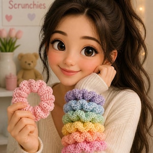 Puede incluir: Una mujer sostiene una scrunchie rosa de ganchillo, con una pila de scrunchies de colores del arcoíris en su brazo. La imagen incluye un letrero que dice "Handmade Crochet Scrunchies".