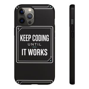 以下が含まれることがあります： 「KEEP CODING UNTIL IT WORKS」の白文字が入った黒いスマホケース。白い縁取りと水色のラインが入った長方形のデザイン。スマホケースは前面と側面から表示されています。
