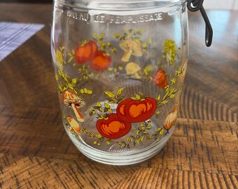 vintage Arc France glazen 'Spice of Life'-bus met een groenteontwerp met champignons en tomaten, waarschijnlijk geproduceerd in de jaren 70 of 80