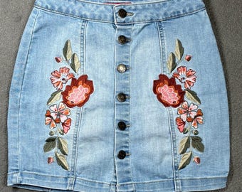 Vintage Guess Embroidered Denim Mini Skirt Y2K Floral Coquette Boho XS Buttoned