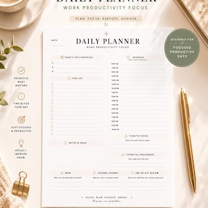 Puede incluir: Una hoja de planificador diario blanca con texto negro titulada Daily Planner Work Productivity Focus. Las secciones incluyen prioridades, lista de tareas, horario de 6:00 a 22:00, notas, enfoque del día, desafíos potenciales, logros, lecciones aprendidas y revisión final.