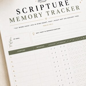 K&ouml;nnte beinhalten: Ein wei&szlig;er Papier-Schriftstellen-Ged&auml;chtnis-Tracker mit schwarzem und olivgr&uuml;nem Text. Die Kopfzeile enth&auml;lt Sunday Systems Scripture Memory Tracker, Psalm 119:11, My Goal und Why I Want To Memorize Scripture. Er enth&auml;lt eine nummerierte Liste mit Spalten f&uuml;r Schriftstelle, Referenz, Startdatum, Auswendiglerndatum und Wochentage.