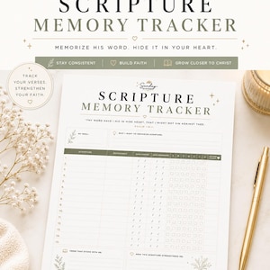 Op de afbeelding: Een schriftgeheugen-tracker op wit papier met olijfgroene accenten. De koptekst luidt SCRIPTURE MEMORY TRACKER en bevat het vers Psalm 119:11. Het formulier bevat kolommen voor schriftteksten, verwijzingen, datums en een wekelijks vakjesrooster.