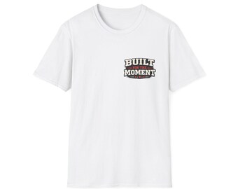 Camiseta «Construida para el momento» / Gráfico de insignia retro
