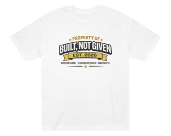 Camiseta gráfica "Built not given" / camiseta motivacional de fitness, fundada en 2026.