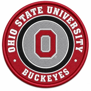 Puede incluir: Un parche bordado circular con el logotipo de la Universidad Estatal de Ohio. El diseño incluye un anillo exterior rojo con el texto blanco OHIO STATE UNIVERSITY y BUCKEYES, rodeando un borde negro y un círculo central gris con una O roja.