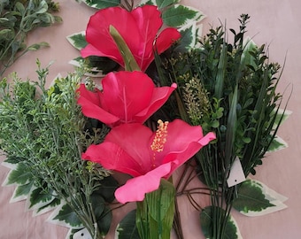 Konstgjord hibiskusblomsterarrangemang med grönska på vinranka (30 cm)