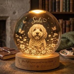 Luminária de mesa personalizada em cristal para homenagear seu cão, com base de madeira gravada para marcar a memória do animal de estimação, um gesto significativo de condolências e luto. imagem 2