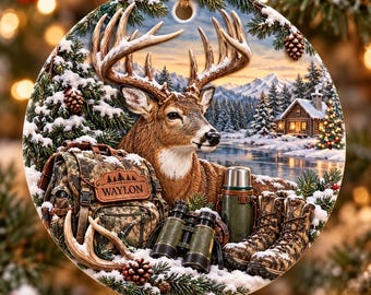 Può includere: Un ornamento rotondo in ceramica raffigurante un cervo con grandi corna, uno zaino mimetico con il nome WAYLON su una toppa in pelle, binocoli verdi, un thermos in metallo e stivali mimetici in una scena di foresta innevata.