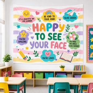 Puede incluir: Un tapiz de pared con un fondo de rayas pastel y el texto HAPPY TO SEE YOUR FACE. Incluye ilustraciones de un sol, un avión de papel, un lápiz, un libro abierto y nubes con las frases IT'S A BEAUTIFUL DAY FOR LEARNING, BE KIND TO YOUR MIND, YOU'RE ENOUGH, YOU'RE AMAZING, YOU MAKE THE WHOLE CLASS SHIMMER y YOU'RE LOVED.