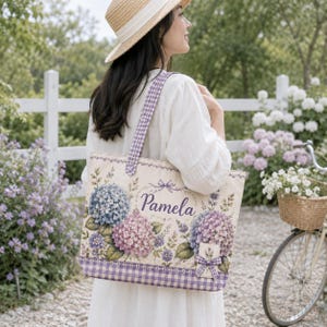 Gepersonaliseerde gewatteerde draagtas met hortensia-bloemenprint, paarse geruite canvas schoudertas met eigen naam, cottagecore bloementas, cadeau, CADEAU 2026