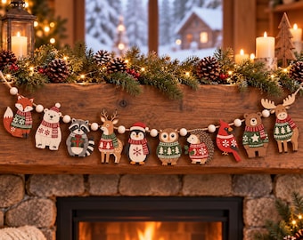 Pode incluir: Uma guirlanda decorativa com uma série de recortes de animais em madeira, incluindo uma raposa, urso polar, guaxinim, veado, pinguim, coruja, ouriço, cardeal, urso e alce, todos vestindo camisolas de inverno com padrões.