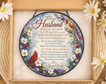 Pode incluir: Uma obra de arte circular em vitral com uma moldura preta. O design apresenta um poema, dois cardeais vermelhos, flores brancas e o texto "To my Husband, Love, Your Wife!". O fundo é azul.