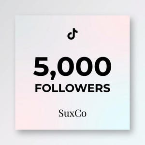 Puede incluir: Gráfico cuadrado con el logotipo de TikTok en la parte superior. El texto negro en negrita dice "5.000 SEGUIDORES" con el nombre de la empresa "SuxCo" debajo. El fondo tiene un degradado suave de rosa y azul.