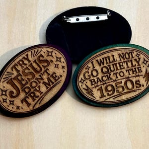 Pines de protesta de madera hechos a mano / Juego de pines políticos grabados / Botones de resistencia con mensajes sarcásticos / Pines para bolsas de lona / Accesorios para activistas / Estilo punk