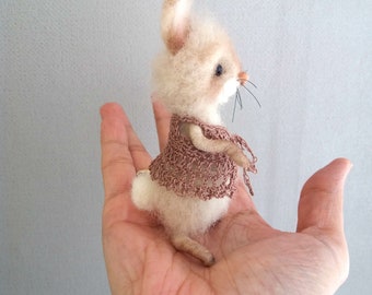 Lisa, needle felted bunny, tiny bunny, artist bunny, 10.5 cm, antique style, felted rabbit, miniature bunny, Blythe bunny, art bunny
