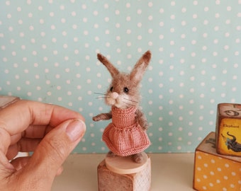 Needle felted bunny, felt bunny, dollhouse bunny, 6.5 cm, dickens style bunny, felted rabbit, blythe rabbit, miniature bunny, Blythe bunny