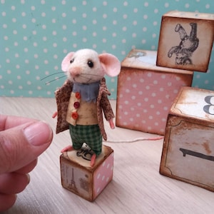 Adam - Topo infeltrito ad ago, topo in miniatura, topo da casa delle bambole, topo in feltro, topo del XIX secolo, topo artistico, statuetta di Dickens, topo felice