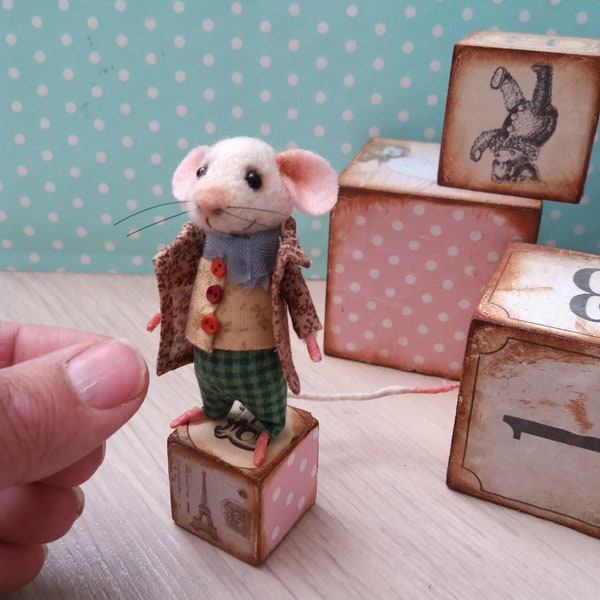 Adam - Souris feutrée à l'aiguille, souris miniature, souris de maison de poupée, souris en feutre, souris du XIXe siècle, souris artistique, figurine dickens, souris heureuse