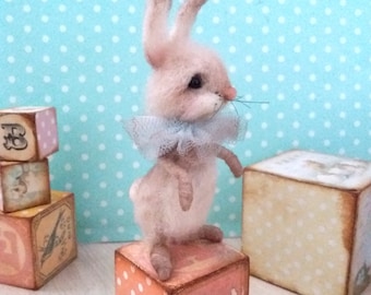Needle felted bunny, felt bunny, dollhouse bunny, 10.5 cm, dickens style bunny, felted rabbit, blythe rabbit, miniature bunny, Blythe bunny