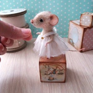 Needle Felted Mouse Mice Realistic Mouse With Ice Creame Felted Animals  White Mouse Wool Felt Mouse Miniature Felted Mice Mouse Figurine Eco 