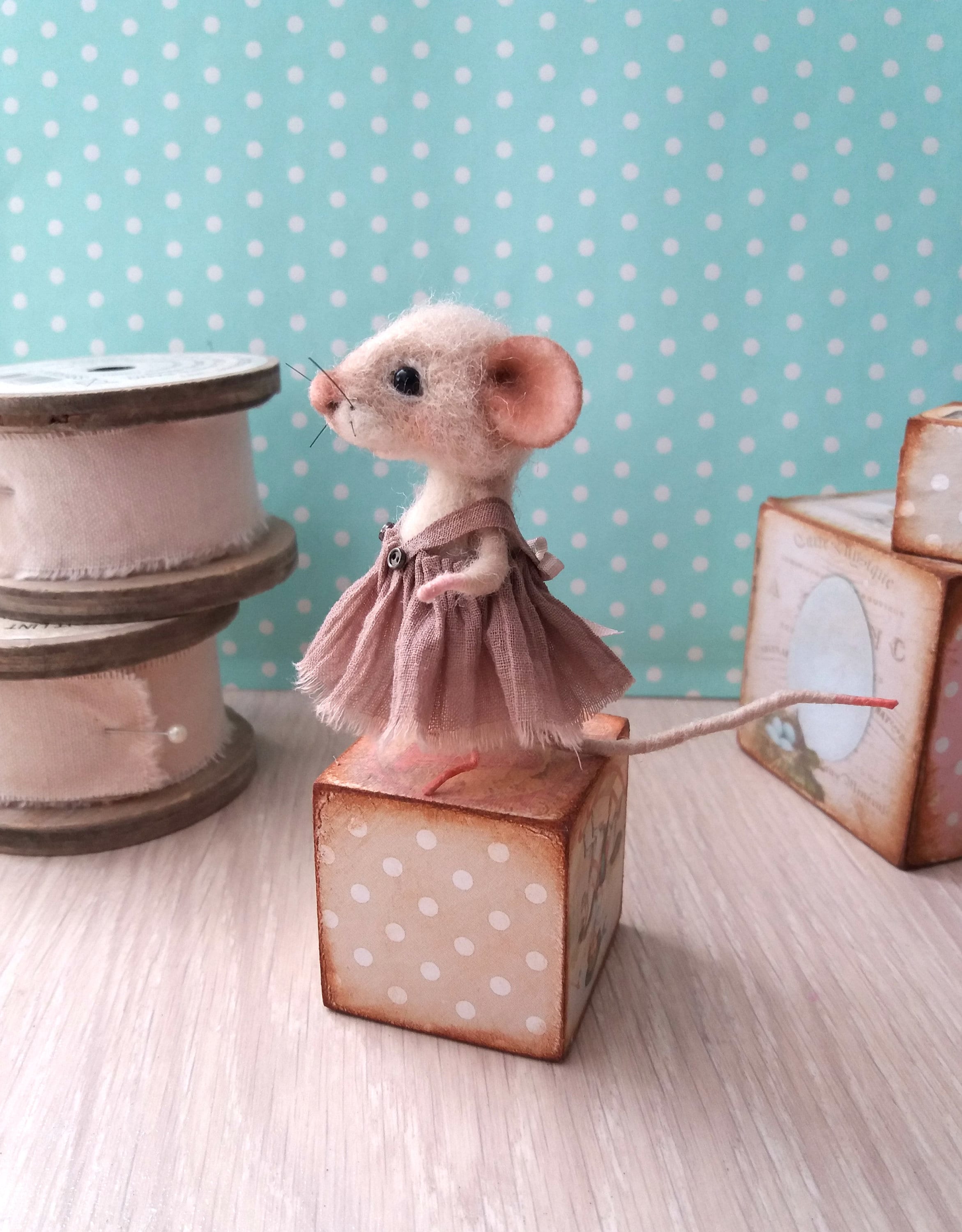 Handmade Felted Mouse Art Doll Needle Felting Animal Wool Sculpture Miniature Doll Eco-friendly Funny white mouse Mice figurine 