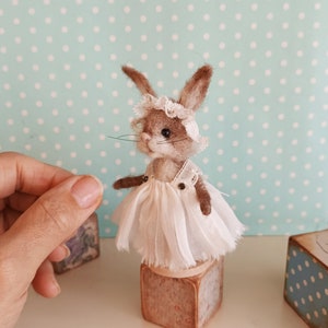 Needle felted bunny, felt bunny, dollhouse bunny, 6.5 cm, dickens style bunny, felted rabbit, blythe rabbit, miniature bunny, Blythe bunny