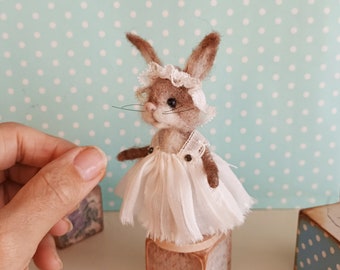 Needle felted bunny, felt bunny, dollhouse bunny, 6.5 cm, dickens style bunny, felted rabbit, blythe rabbit, miniature bunny, Blythe bunny