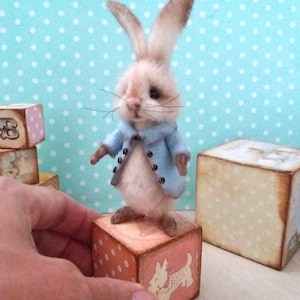 Needle felted bunny, felt bunny, dollhouse bunny, 10.5 cm, dickens style bunny, felted rabbit, blythe rabbit, miniature bunny, Blythe bunny