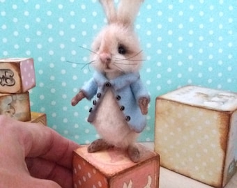 Needle felted bunny, felt bunny, dollhouse bunny, 10.5 cm, dickens style bunny, felted rabbit, blythe rabbit, miniature bunny, Blythe bunny