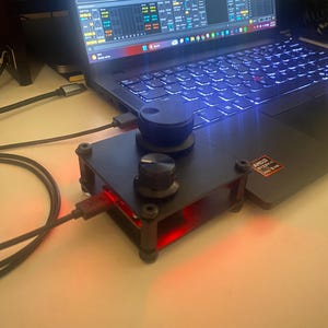 Rotor K2 - MIDI-controller met 2 knoppen: Compacte USB-C-aansluiting, 8 bedieningsknoppen, geen stuurprogramma's nodig