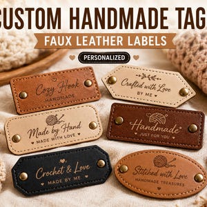 Peut inclure: Plusieurs étiquettes en simili cuir de différentes formes et couleurs, notamment marron, beige et noir. Chaque étiquette porte des inscriptions en relief telles que "Handmade" et "Crafted with Love", et est fixée avec des rivets métalliques. Le texte "CUSTOM HANDMADE TAGS" est en haut.
