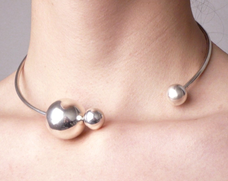 silver open choker with silver balls