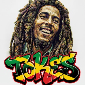 Pode incluir: Um retrato de um homem sorridente com longas tranças compostas por botões de cannabis verdes e roxos. Abaixo do retrato, a palavra TOKES está escrita em uma fonte estilo grafite com listras horizontais nas cores verde, amarelo e vermelho.