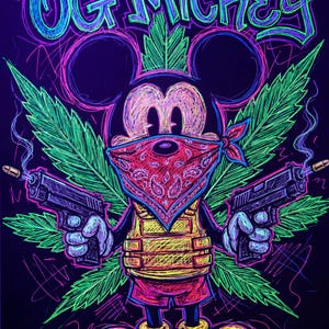 Pode incluir: Uma ilustração digital em estilo neon sobre um fundo preto apresentando um personagem de rato de desenho animado usando uma bandana vermelha, colete amarelo e sapatos amarelos. O personagem segura duas pistolas com balas sendo disparadas.