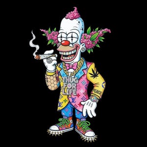 Pode incluir: Um personagem de palhaço de desenho animado com nariz vermelho, cabelo rosa e dentes de ouro, vestindo um blazer colorido com padrão de logotipo, uma corrente de ouro com um pingente THUG FOR LIFE e tênis com espinhos, segurando um cigarro aceso.