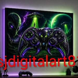 Könnte beinhalten: Gerahmter digitaler Kunstdruck mit einem stilisierten Alien-Videospiel-Controller in Grün und Lila. Das Kunstwerk zeigt Alienfiguren, Planeten und UFOs, mit dem Text "sjditalart81" in Rot.