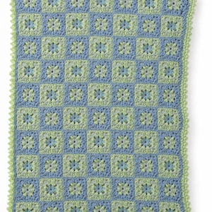 Pode incluir: Um cobertor de crochê feito à mão com um padrão xadrez azul e verde. Cada quadrado tem um motivo floral. O cobertor tem uma borda verde ondulada. Um têxtil decorativo e confortável para casa.