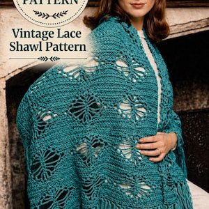 Pode incluir: Um xale vazado turquesa com acabamento de franjas. O xale apresenta um padrão de renda floral e é drapeado sobre uma pessoa. A imagem inclui o texto "PDF PATTERN" e "Vintage Lace Shawl Pattern".