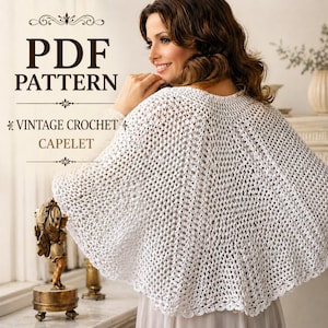 Pode incluir: Uma capa de crochê branca de tecido aberto. A imagem apresenta o texto "PDF PATTERN" e "VINTAGE CROCHET CAPELET". A capa é drapeada sobre os ombros, mostrando o intrincado trabalho de costura e o design.