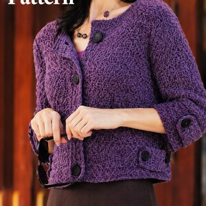 Pode incluir: Um casaco de crochê roxo com decote redondo, mangas três quartos com punhos abotoados e fecho frontal de botões. O texto PDF Pattern é visível no canto superior esquerdo. A peça de vestuário apresenta um padrão de ponto texturizado.