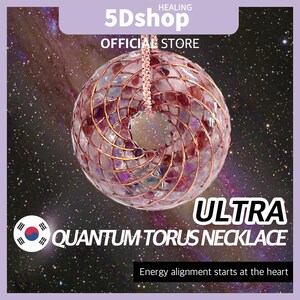 Op de afbeelding: Een Quantum Torus ketting met een mozaïekontwerp van rood, paars en helder glas, omlijst door een koperdraadframe. De afbeelding bevat de tekst "ULTRA QUANTUM TORUS NECKLACE". De achtergrond is een sterrenstelsel.