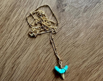 Collier dent de requin peint à la main bleu sarcelle | Pendentif côtier enveloppé de fil d'or