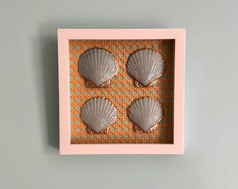 Boîte d'ombre en forme de coquille Saint-Jacques | Bordure dorée peinte à la main, dos en rotin tressé