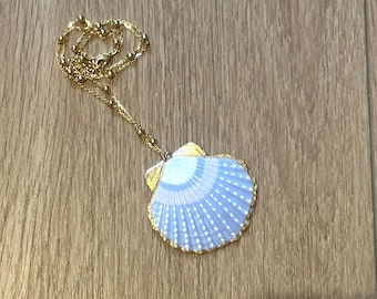 Collier de coquillages peints à la main lavande et blanc | Bijoux décoratifs côtiers | Suspension unique inspirée de la plage