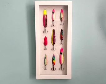 Décoration murale vintage avec leurres de pêche | Présentoir encadré pour leurres, style rustique côtier
