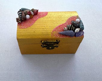 Coffret cadeau Trésor Côtier avec Collier de Coquillages Mystère et Véritables Coquillages | Coffret Souvenir de Plage Décoré à la Main | Coffre au Trésor Sirène