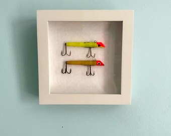 Décoration murale vintage avec leurres de pêche | Présentoir encadré pour leurres, style rustique côtier